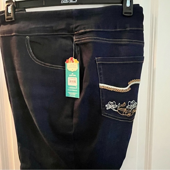 Pioneer Woman Pull on Jeans, stretchy pull on. Plus size 2X (20W-22W) NWT - Picture 2 of 10